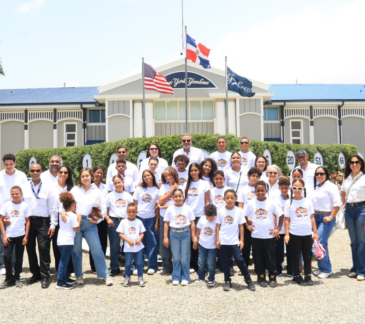 Comisionado de Béisbol realiza actividad con hijos de colaboradores