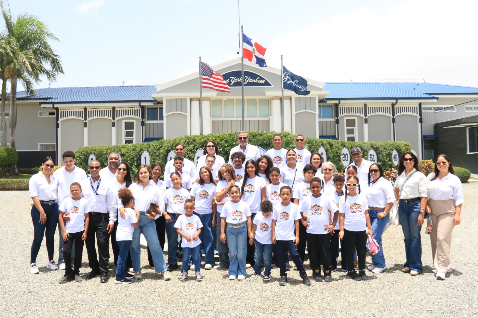 Comisionado de Béisbol realiza actividad con hijos de colaboradores