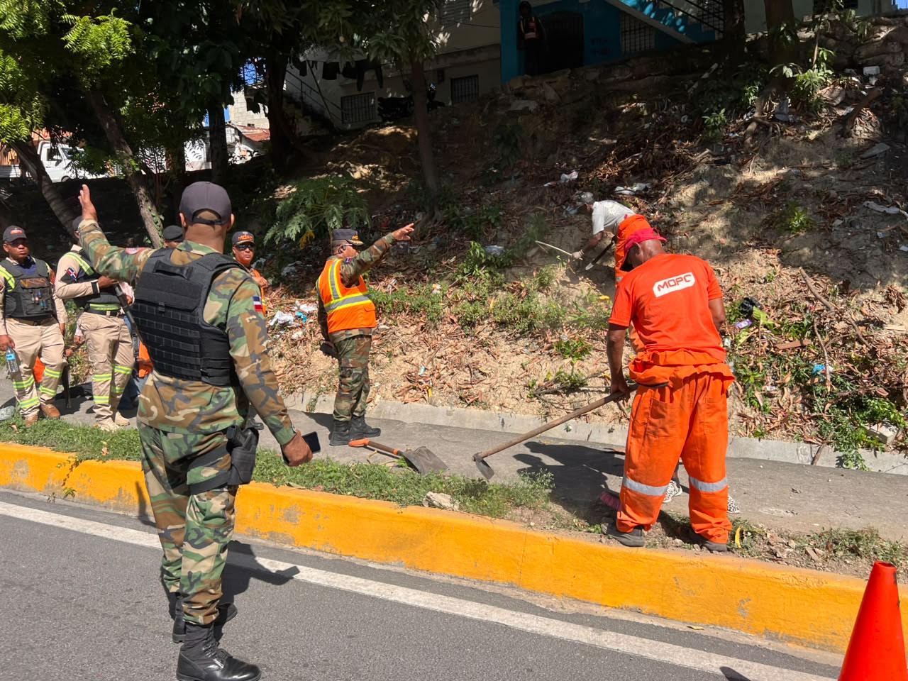 MOPC y Comipol recuperan espacios públicos y realizan jornada de limpieza en la autopista Seis de Noviembre