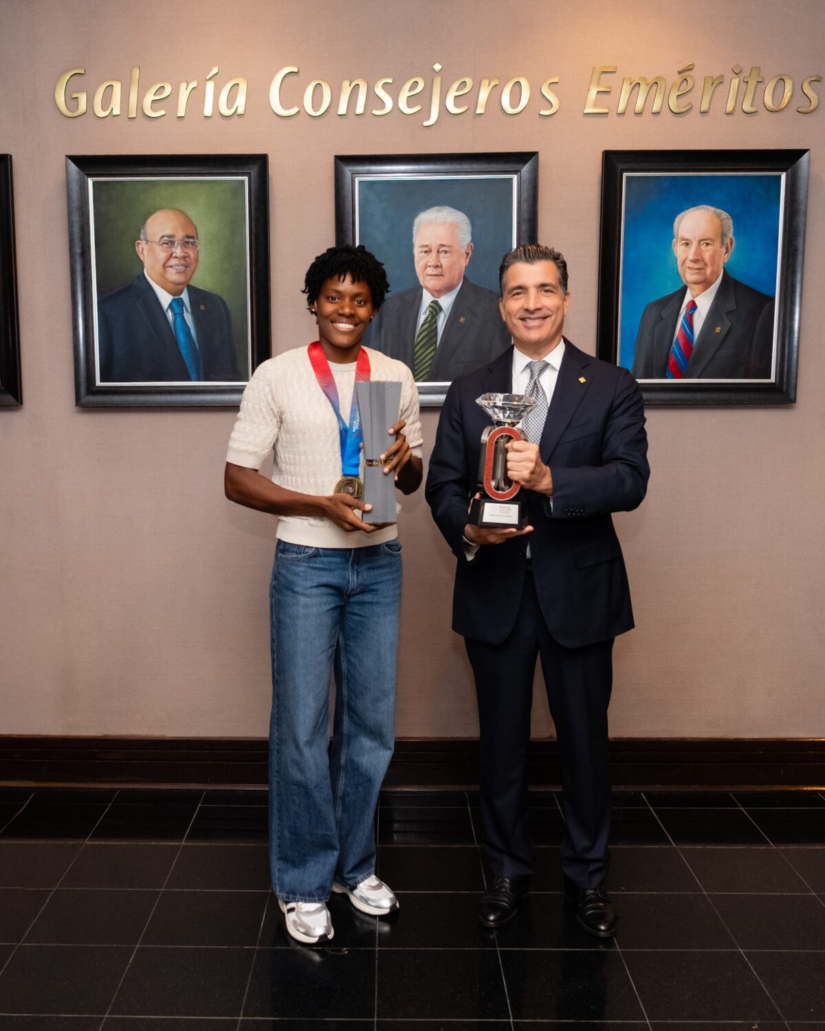 Banco Popular reconoce a Marileidy Paulino tras una histórica temporada en el atletismo mundial 