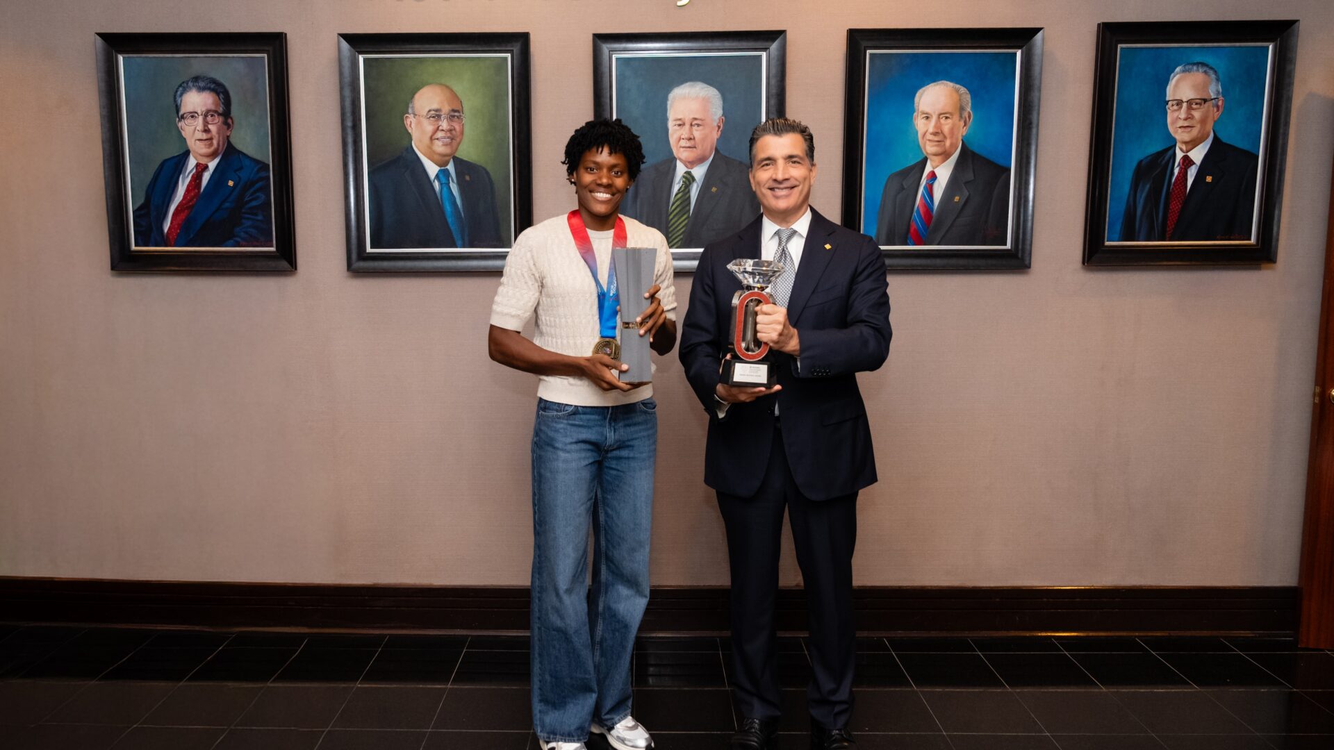 Banco Popular reconoce a Marileidy Paulino tras una histórica temporada en el atletismo mundial 