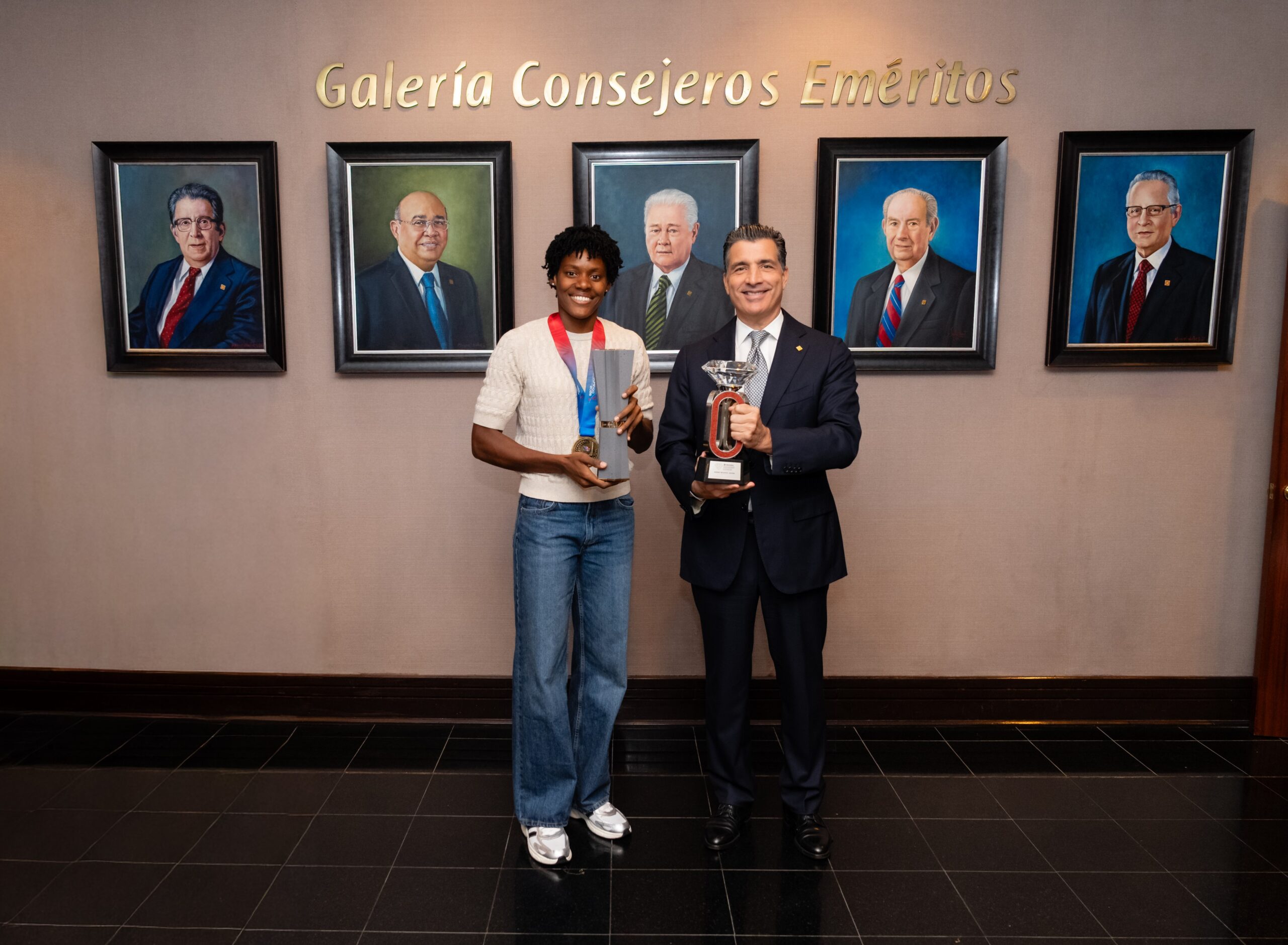 Banco Popular reconoce a Marileidy Paulino tras una histórica temporada en el atletismo mundial 