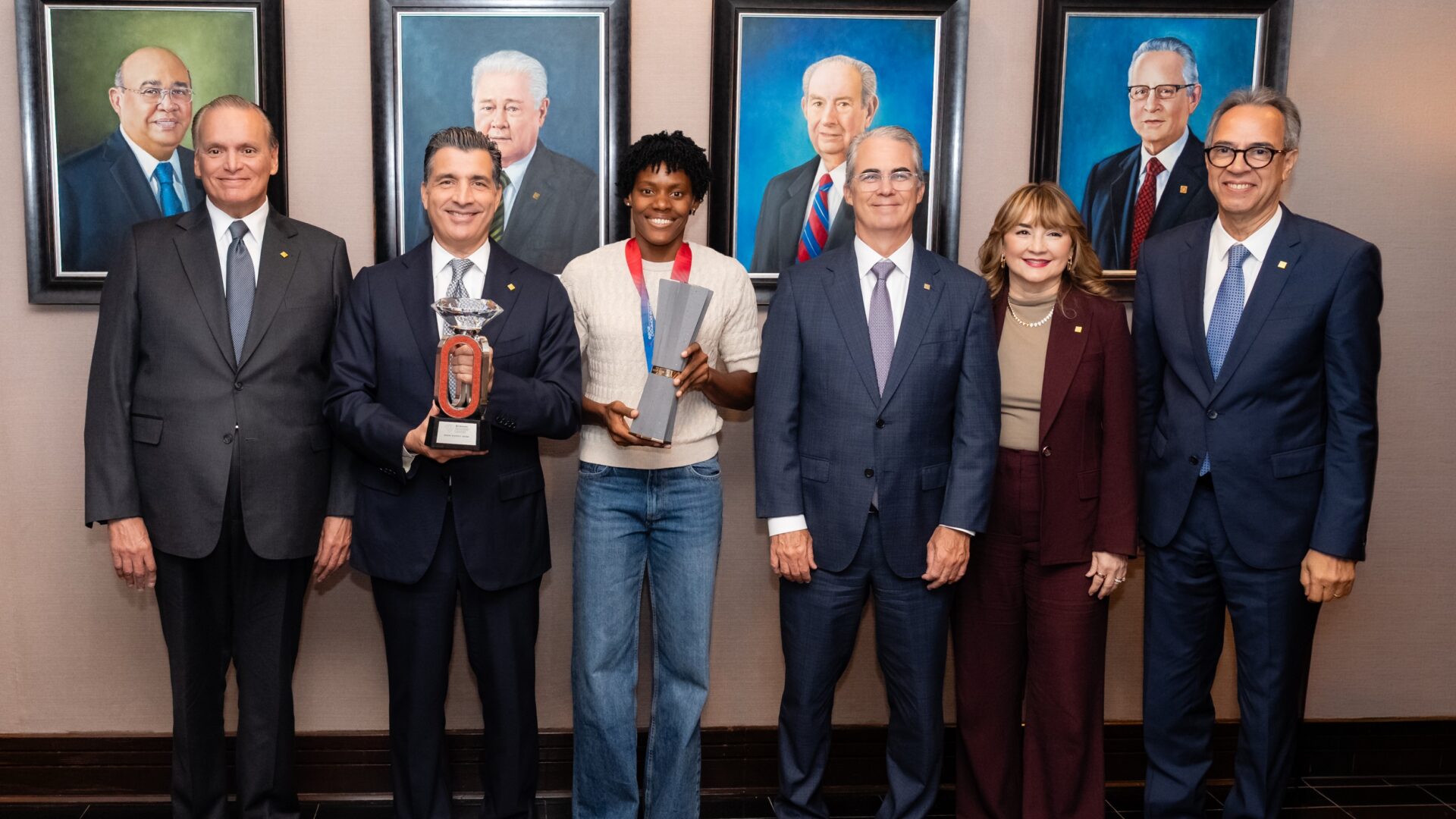 Banco Popular reconoce la temporada invicta de Marileidy Paulino