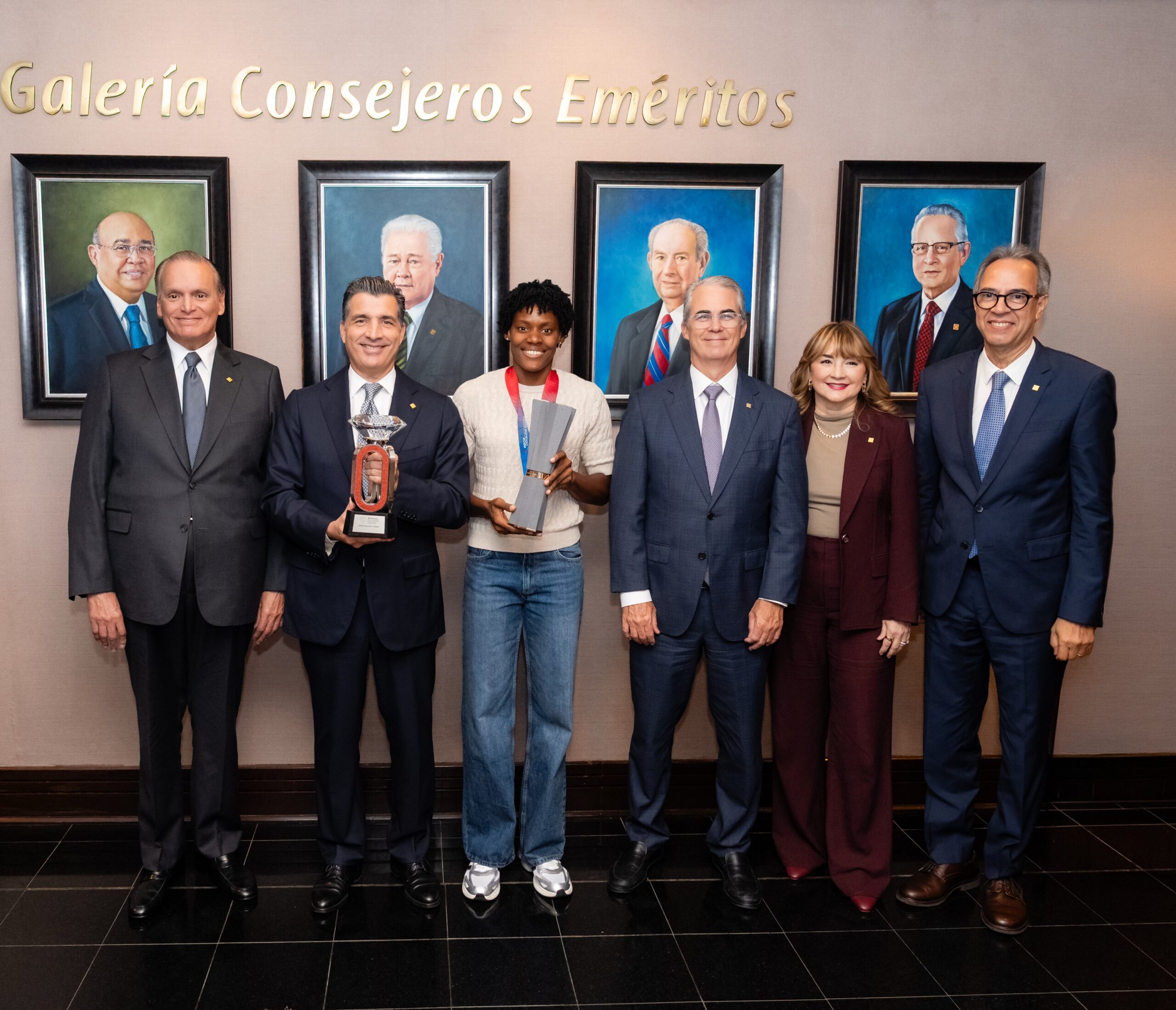 Banco Popular reconoce la temporada invicta de Marileidy Paulino