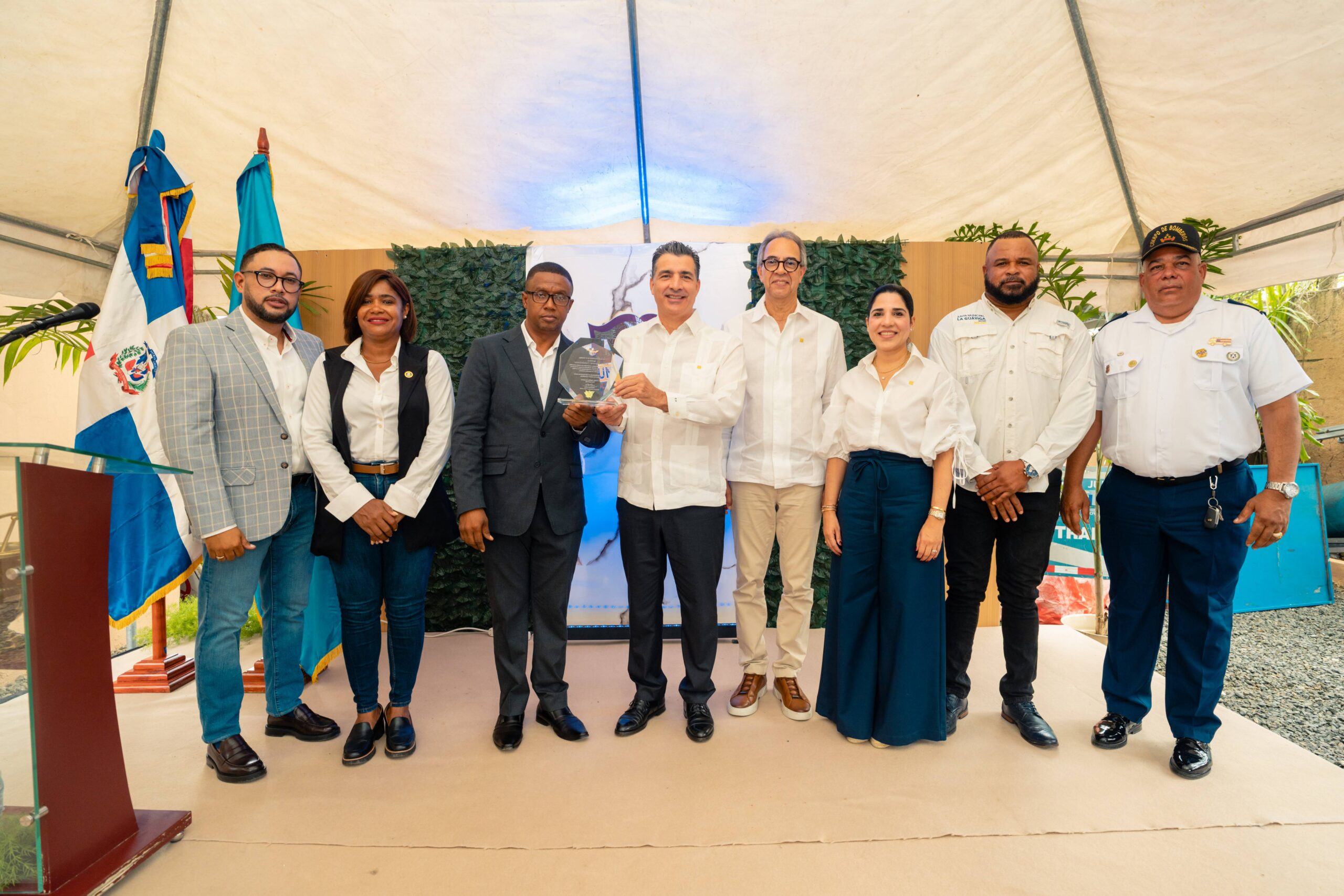Banco Popular fortalece la capacidad de respuesta de La Guáyiga con la entrega de dos camiones de bomberos