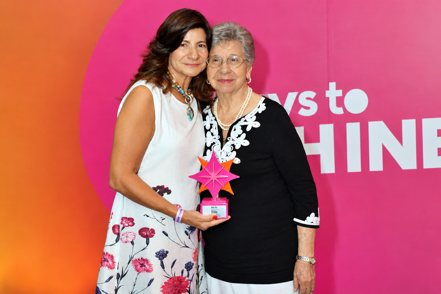 Luisa Feliz es reconocida en los Premios Mujeres que Brillan por su trayectoria gastronómica