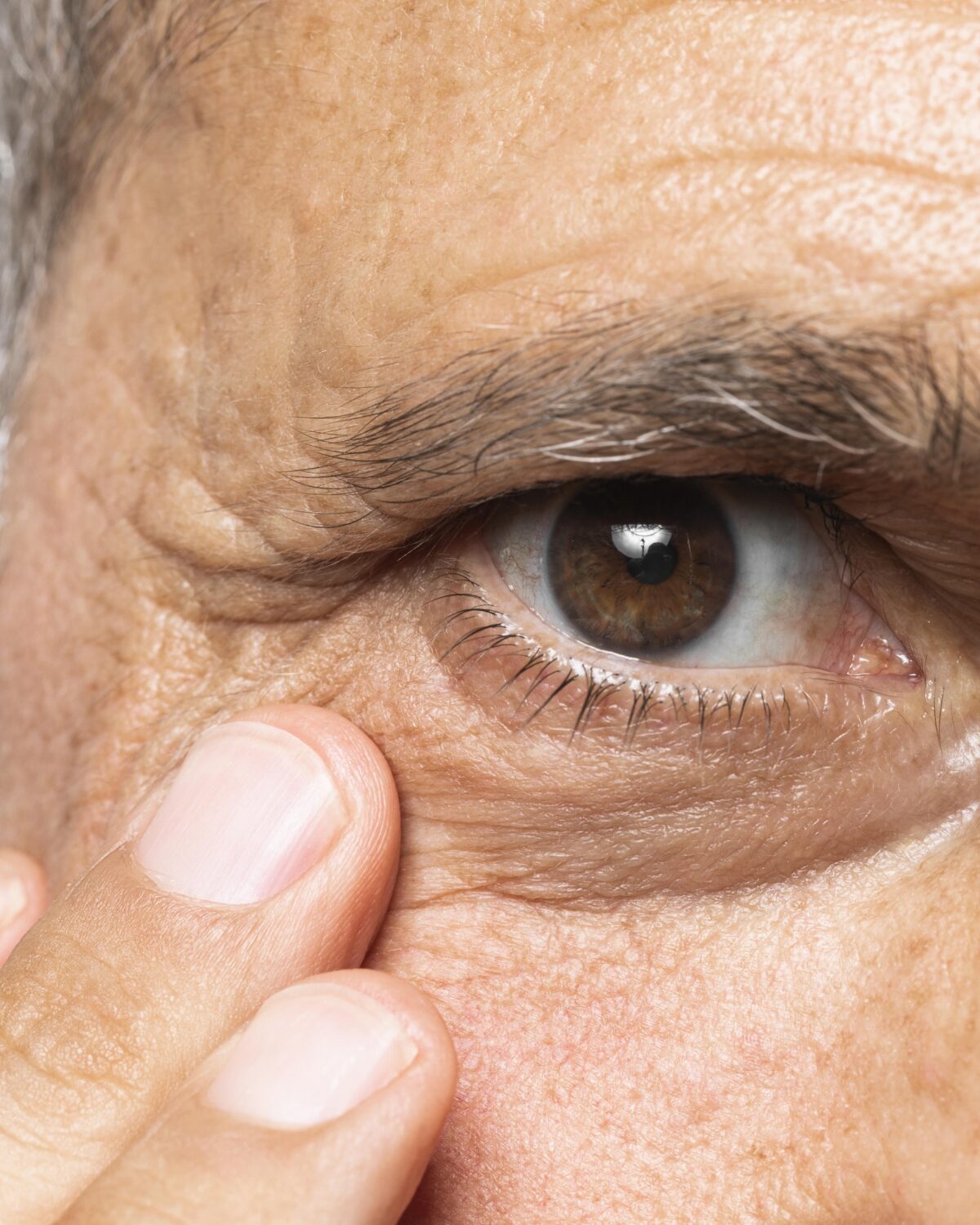 Destellos y “cortinas” en la visión: señales de alerta de la retina