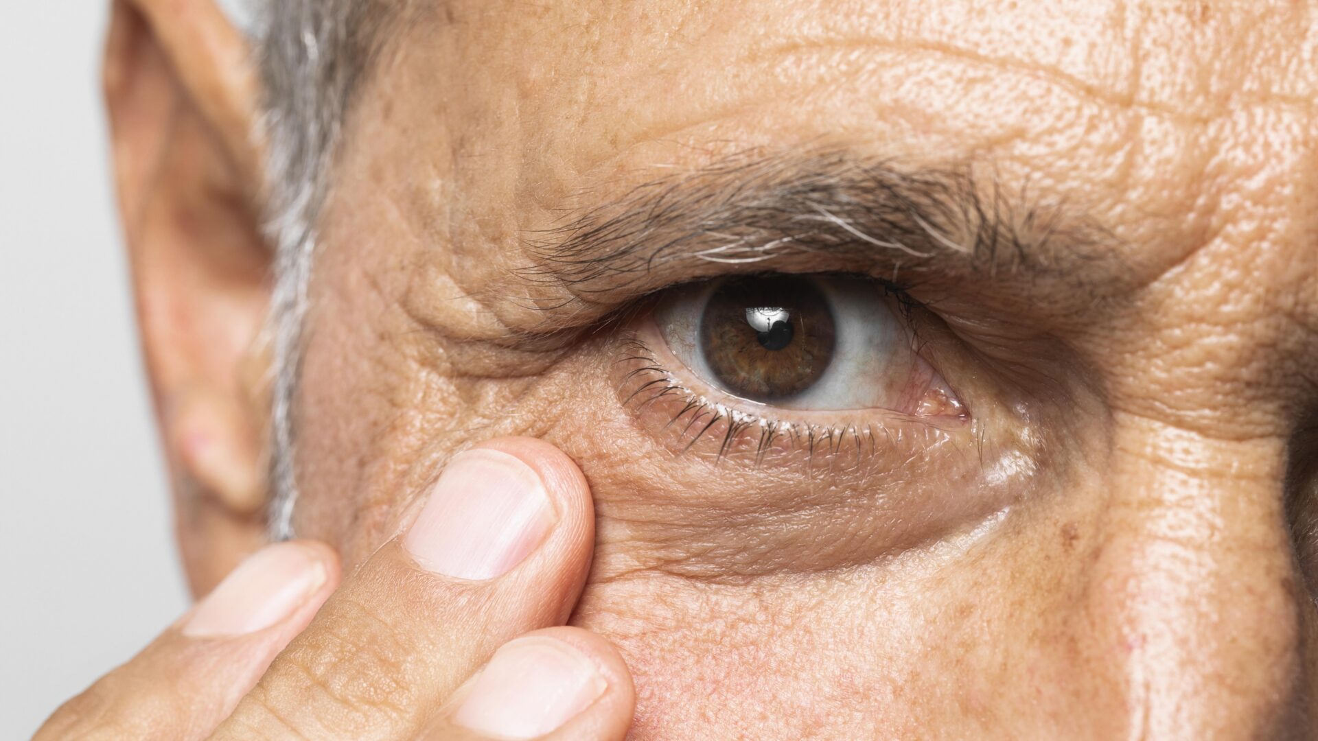 Destellos y “cortinas” en la visión: señales de alerta de la retina
