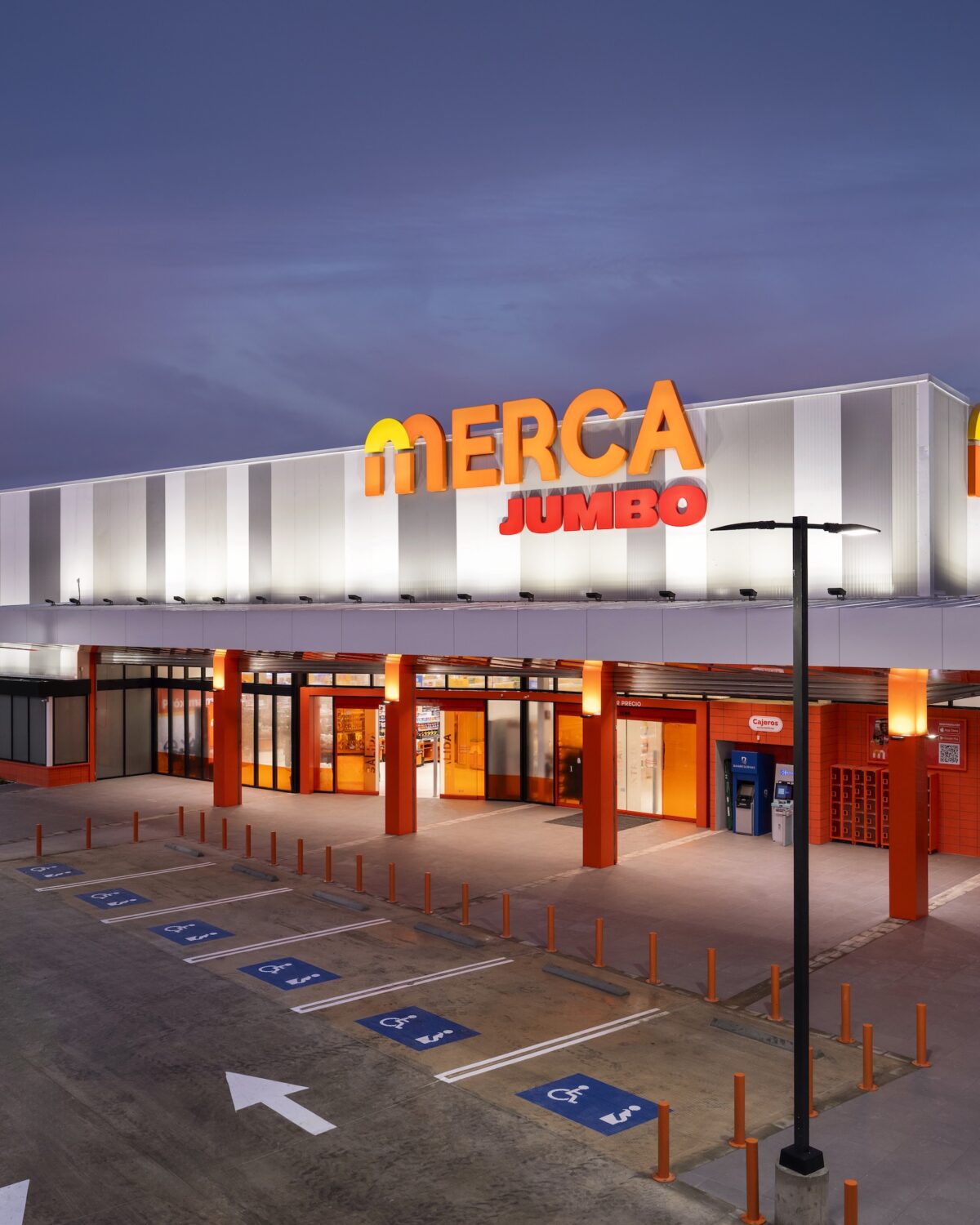 La fiesta que no fue fiesta: cómo un nuevo supermercado cambió el confeti por el cuidado de los abuelos en La Romana