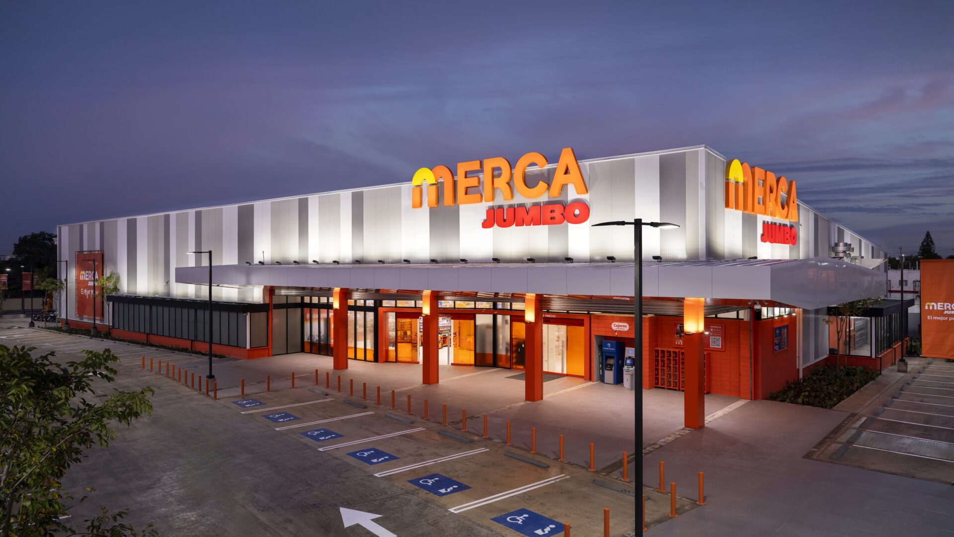 La fiesta que no fue fiesta: cómo un nuevo supermercado cambió el confeti por el cuidado de los abuelos en La Romana