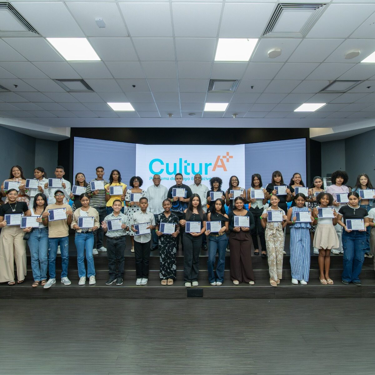 Cooperativa La Telefónica reconoce a 101 estudiantes con bonos educativos por su excelencia académica