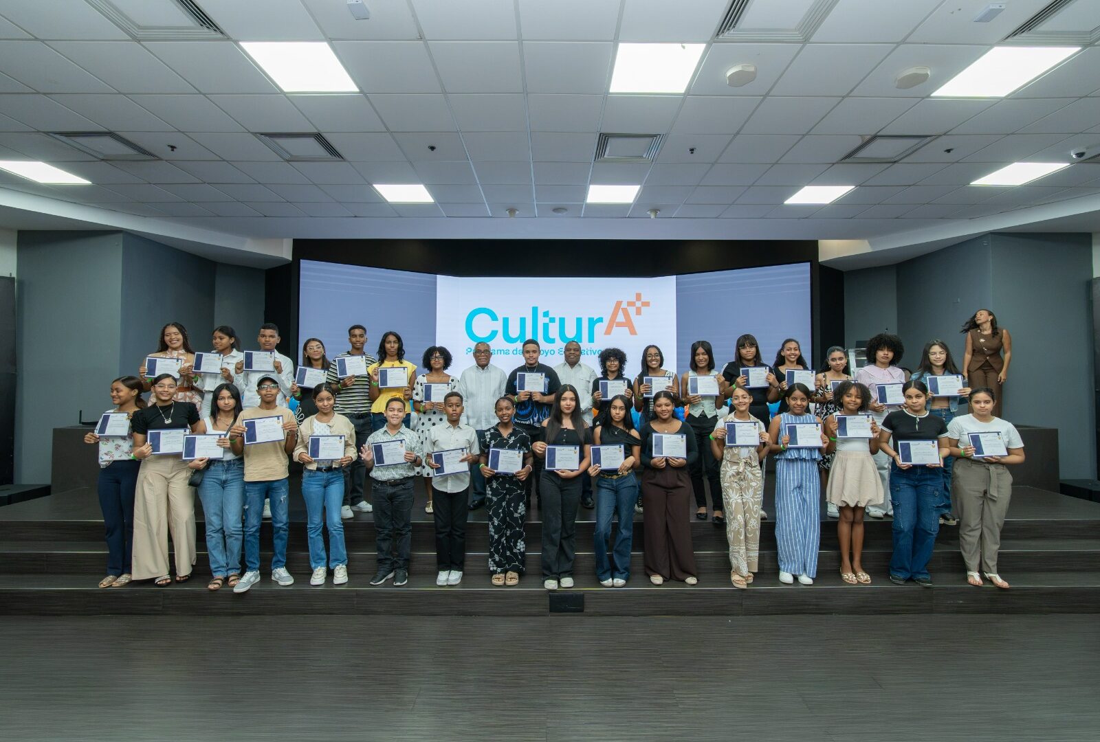 Cooperativa La Telefónica reconoce a 101 estudiantes con bonos educativos por su excelencia académica