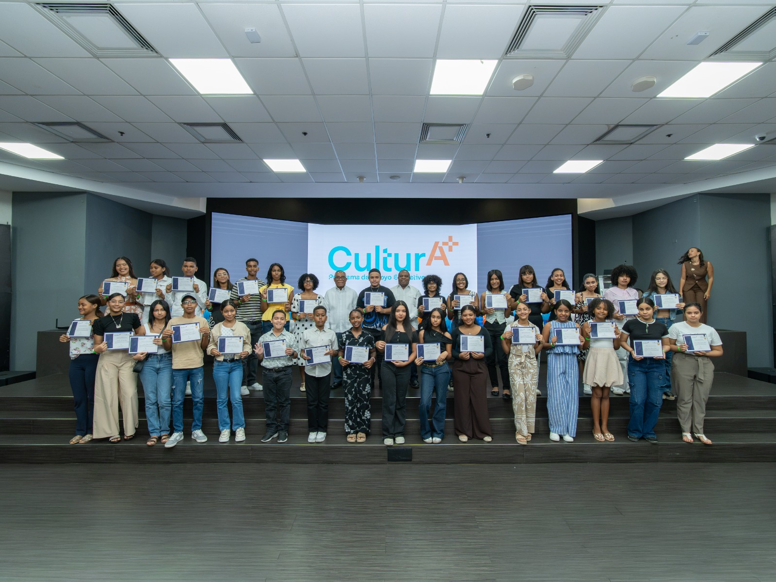 Cooperativa La Telefónica reconoce a 101 estudiantes con bonos educativos por su excelencia académica
