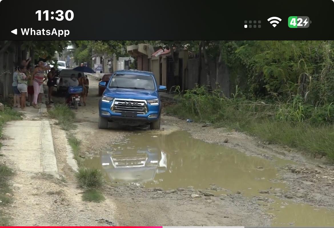 Entre hoyo, lodo y basura residentes del sector La Ureña, SDE, protestan y exigen construcción de sus calles