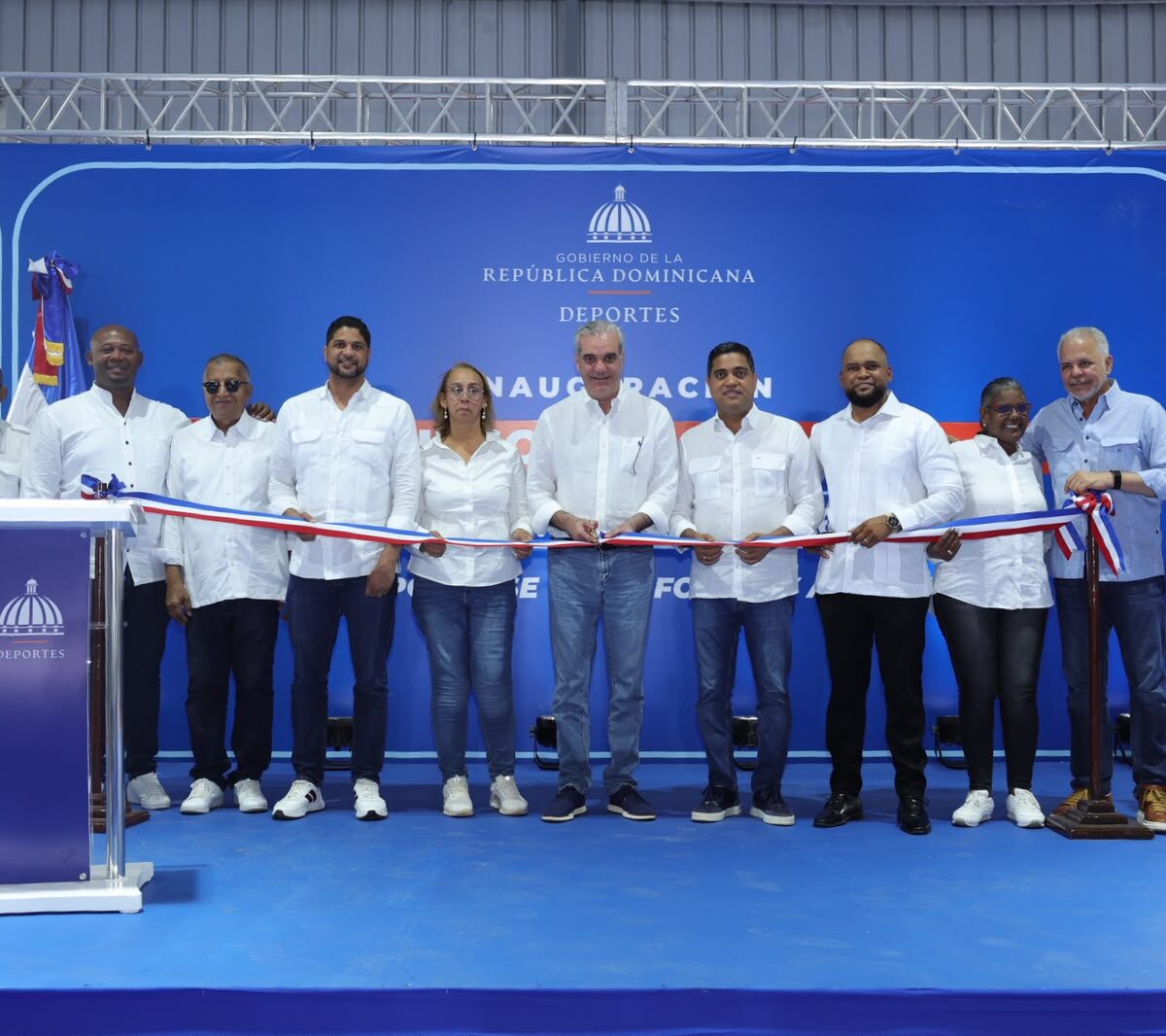 Presidente Luis Abinader y ministro Kelvin Cruz entregan moderno techado multiuso en El Carril, Haina