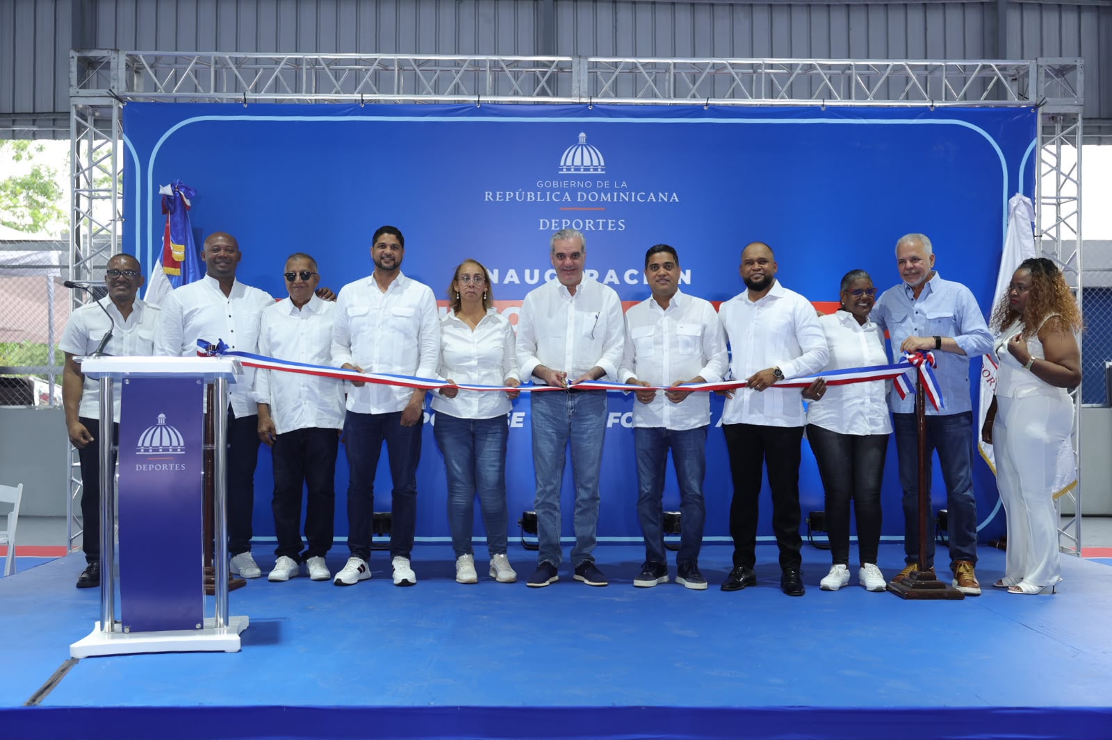 Presidente Luis Abinader y ministro Kelvin Cruz entregan moderno techado multiuso en El Carril, Haina