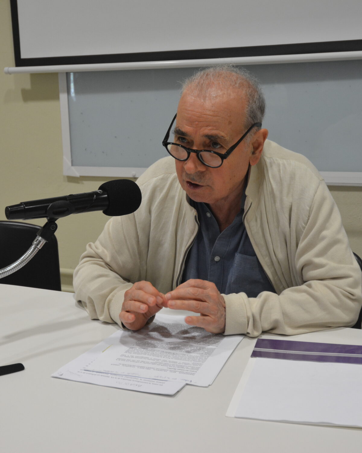 Víctor Gómez Pin examina los límites de la física cuántica y la IA