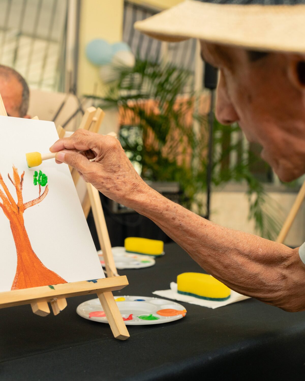Voluntariado Popular lleva arte, música y lectura a 60 adultos mayores del Hogar San Francisco de Asís