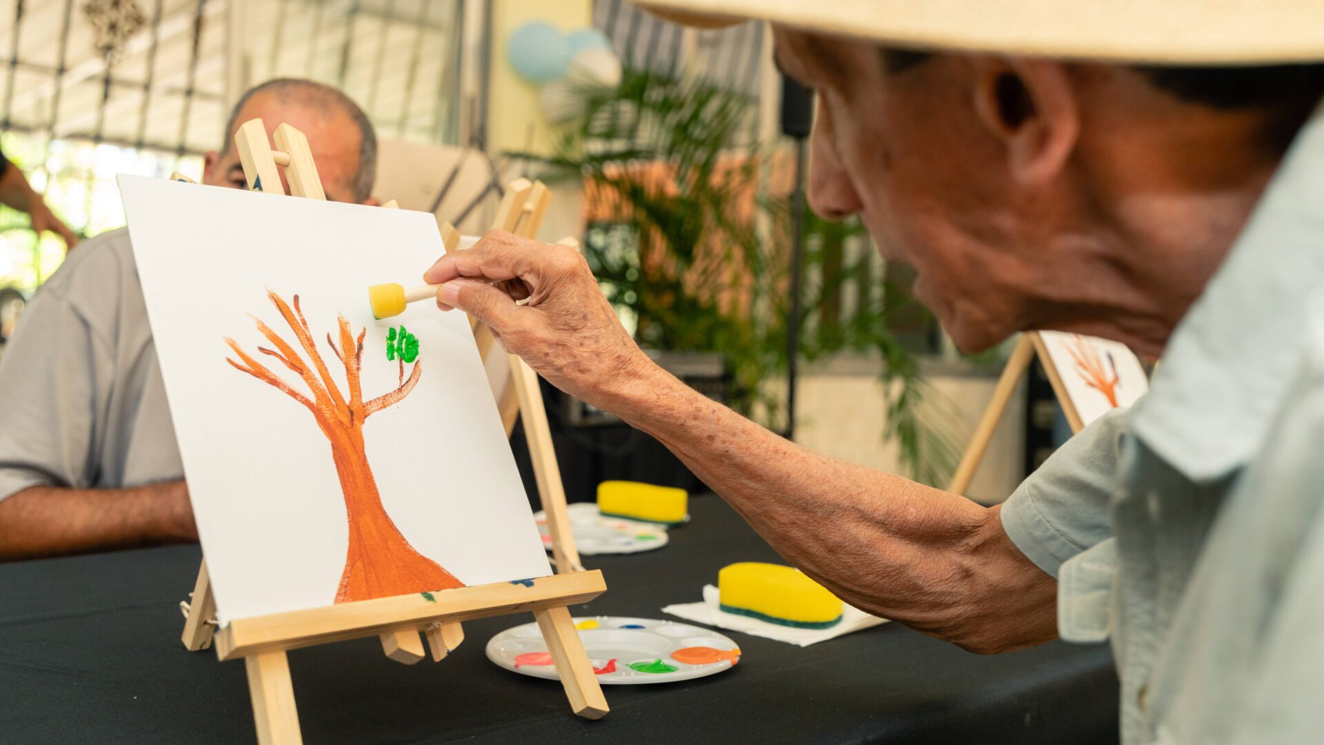 Voluntariado Popular lleva arte, música y lectura a 60 adultos mayores del Hogar San Francisco de Asís