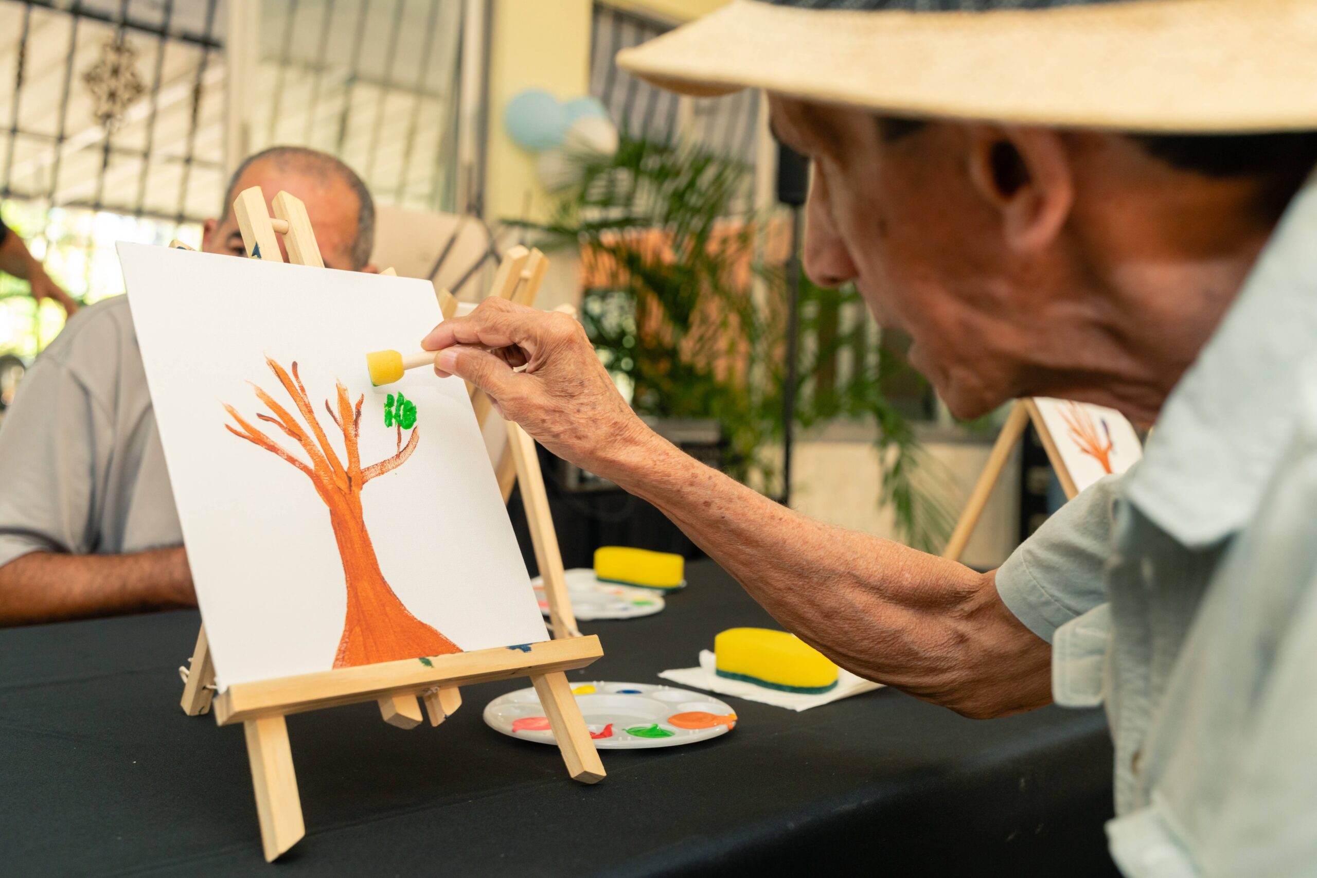 Voluntariado Popular lleva arte, música y lectura a 60 adultos mayores del Hogar San Francisco de Asís