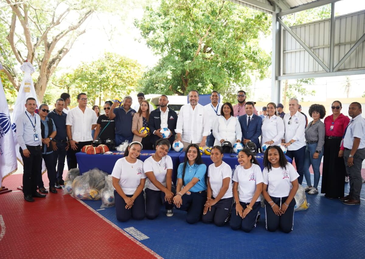 INEFI fortalece la educación física y el deporte escolar en más de 20 escuelas del Cibao con utilería deportiva; inicia la entrega de 5000 kits de trabajo para docentes 