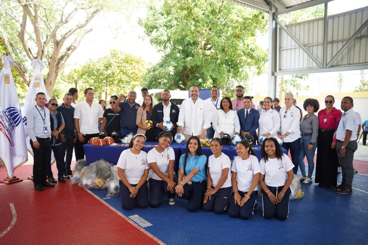 INEFI fortalece la educación física y el deporte escolar en más de 20 escuelas del Cibao con utilería deportiva; inicia la entrega de 5000 kits de trabajo para docentes 