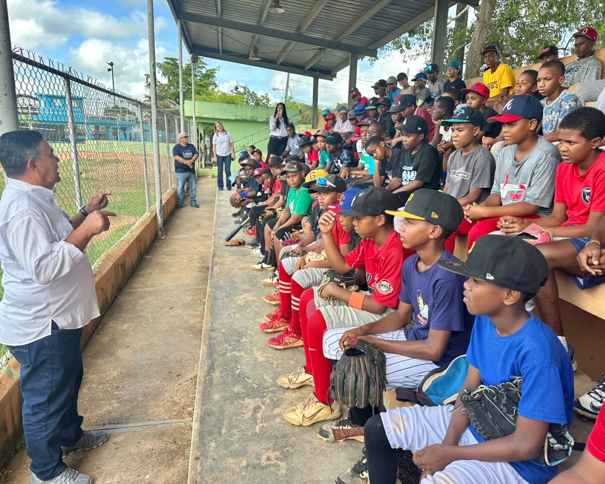 Dirección del Comisionado Nacional de Béisbol impacta a cientosde niños durante jornada educativa en Sabana Grande de Boyá