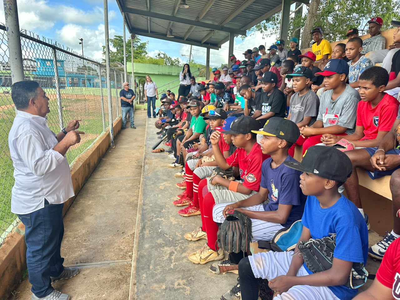 Dirección del Comisionado Nacional de Béisbol impacta a cientosde niños durante jornada educativa en Sabana Grande de Boyá