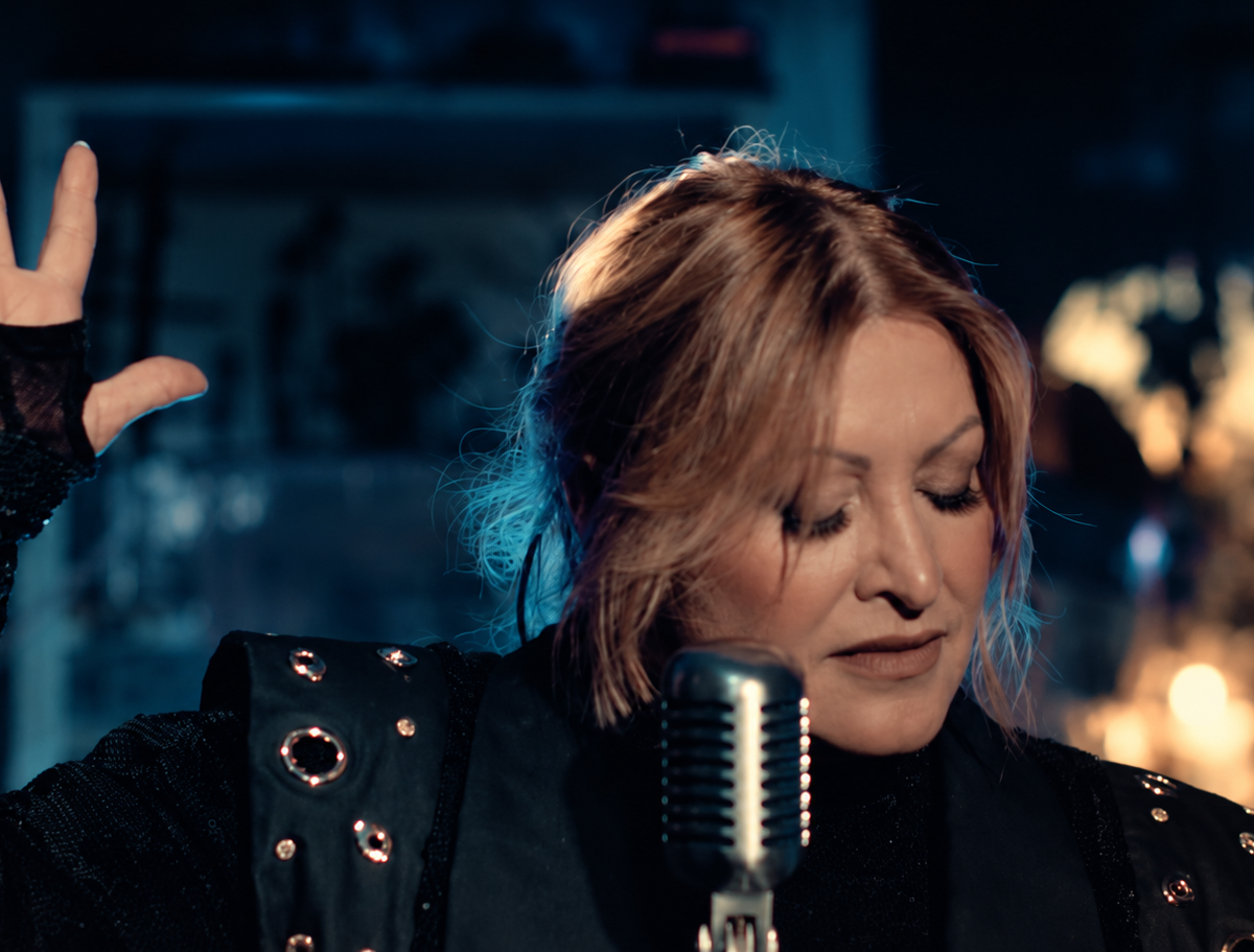 Ana Boleros transforma “El triste” de José José con fuerza rockera