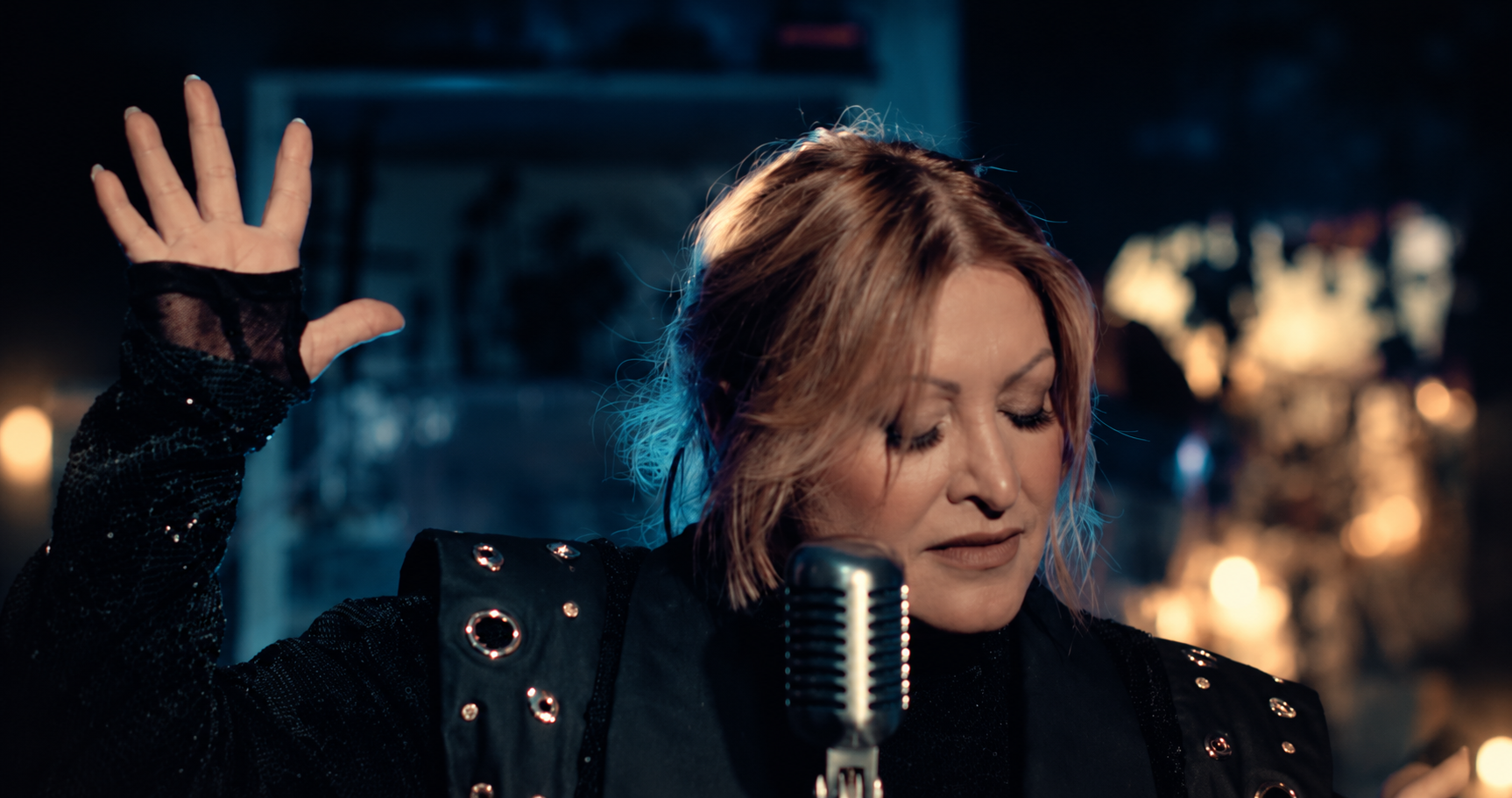 Ana Boleros transforma “El triste” de José José con fuerza rockera