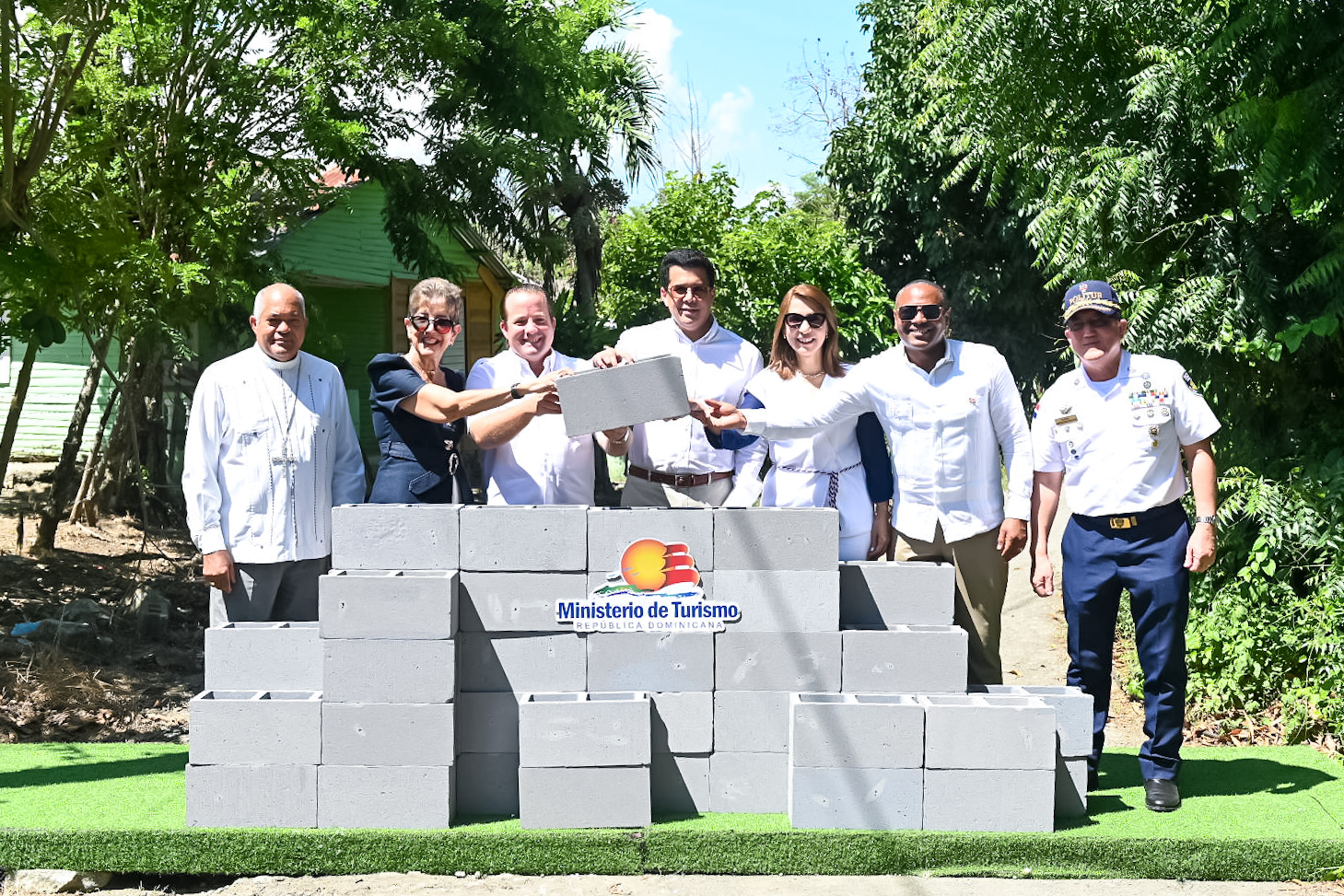 Turismo inicia reconstrucción de 14 calles en Maimón por RD$168 millones