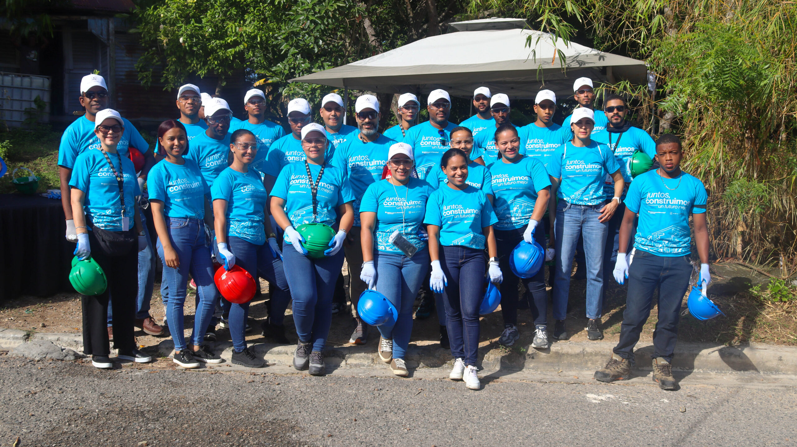 Reid & Compañía y Autocamiones mejoran viviendas de tres familias en San Cristóbal