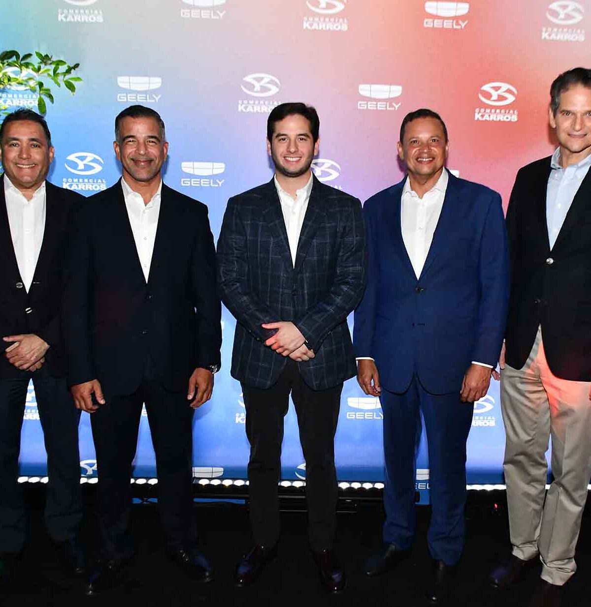 Comercial Karros presenta la Geely Starray GF-2027 y abre su cuarto showroom