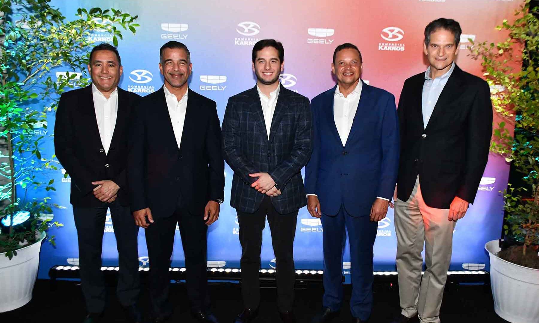Comercial Karros presenta la Geely Starray GF-2027 y abre su cuarto showroom