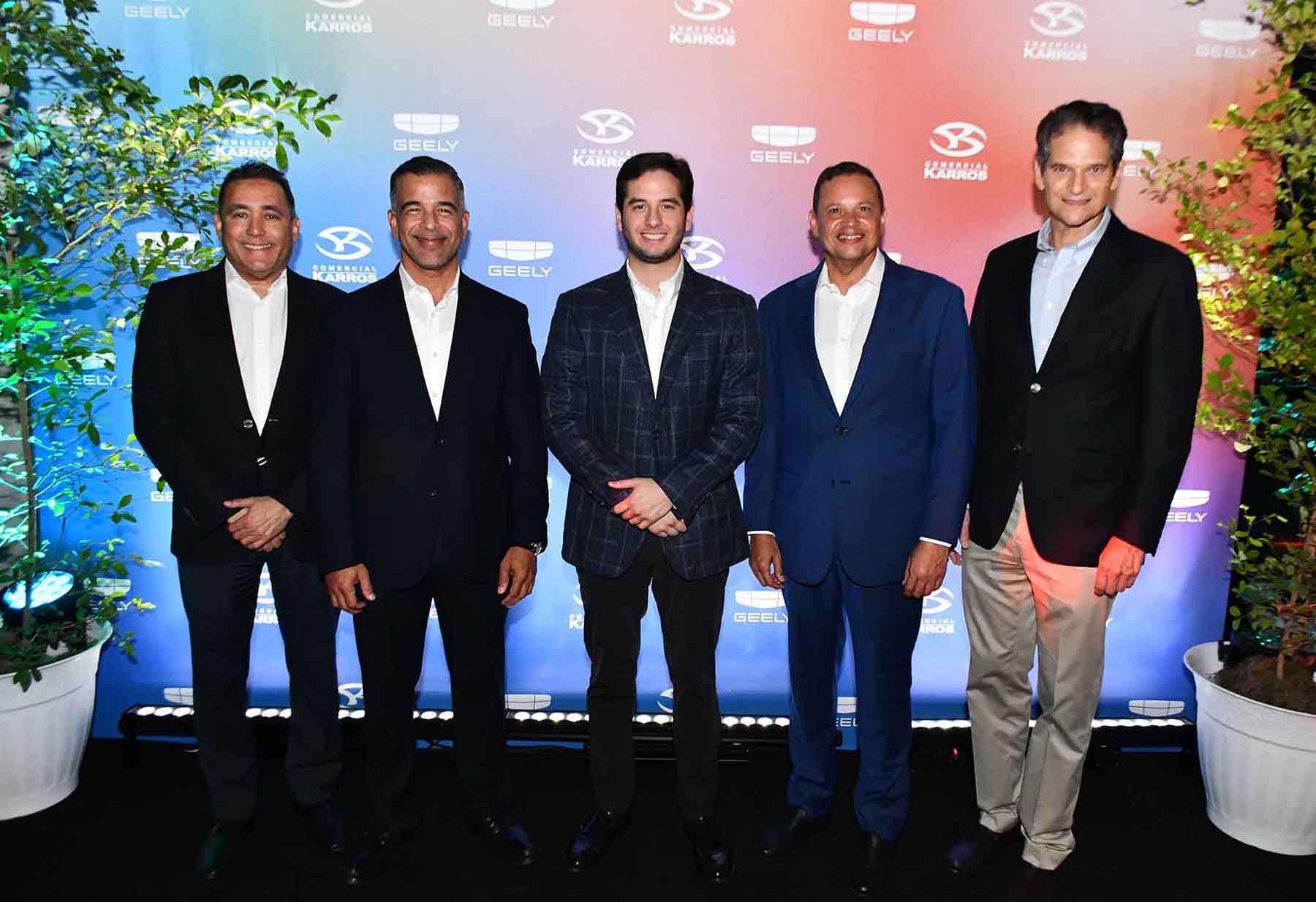 Comercial Karros presenta la Geely Starray GF-2027 y abre su cuarto showroom