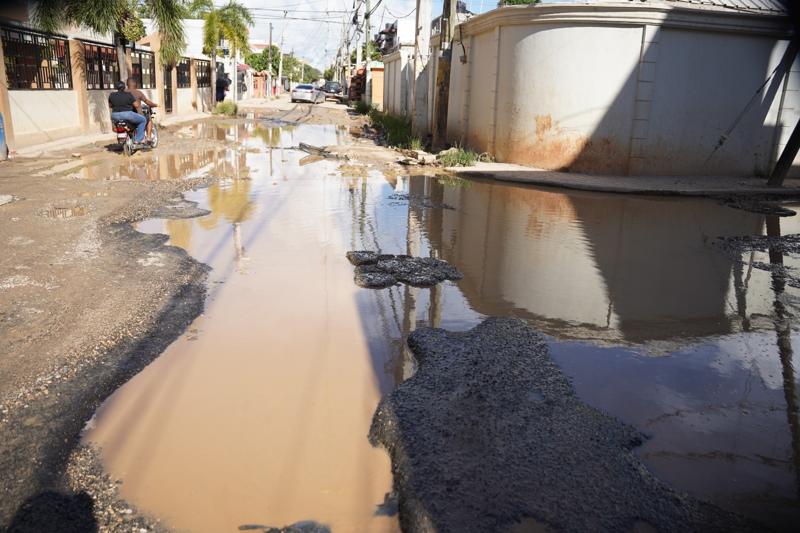 Deterioro de la Avenida Hípica dificulta el tránsito en Santo Domingo Este