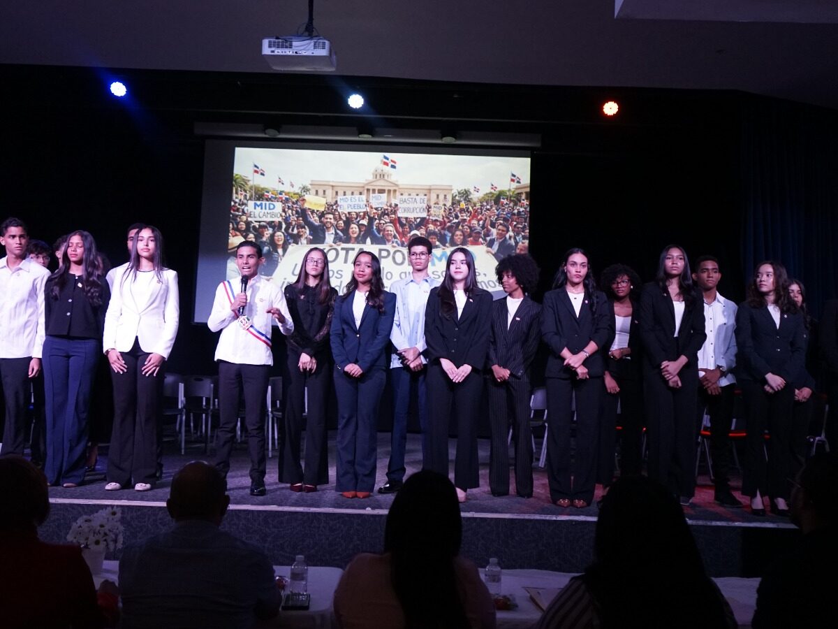 Estudiantes del Colegio Calasanz presentan propuestas de gobierno centradas en innovación, tecnología y transparencia