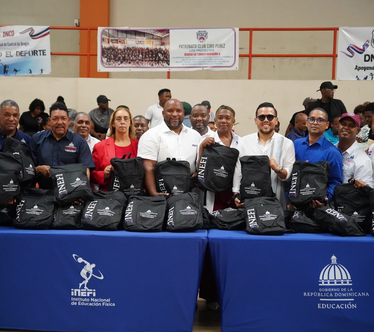 Maestros de educación física acuden en masa a la entrega de kits para docentes en San Cristóbal convocada por el INEFI