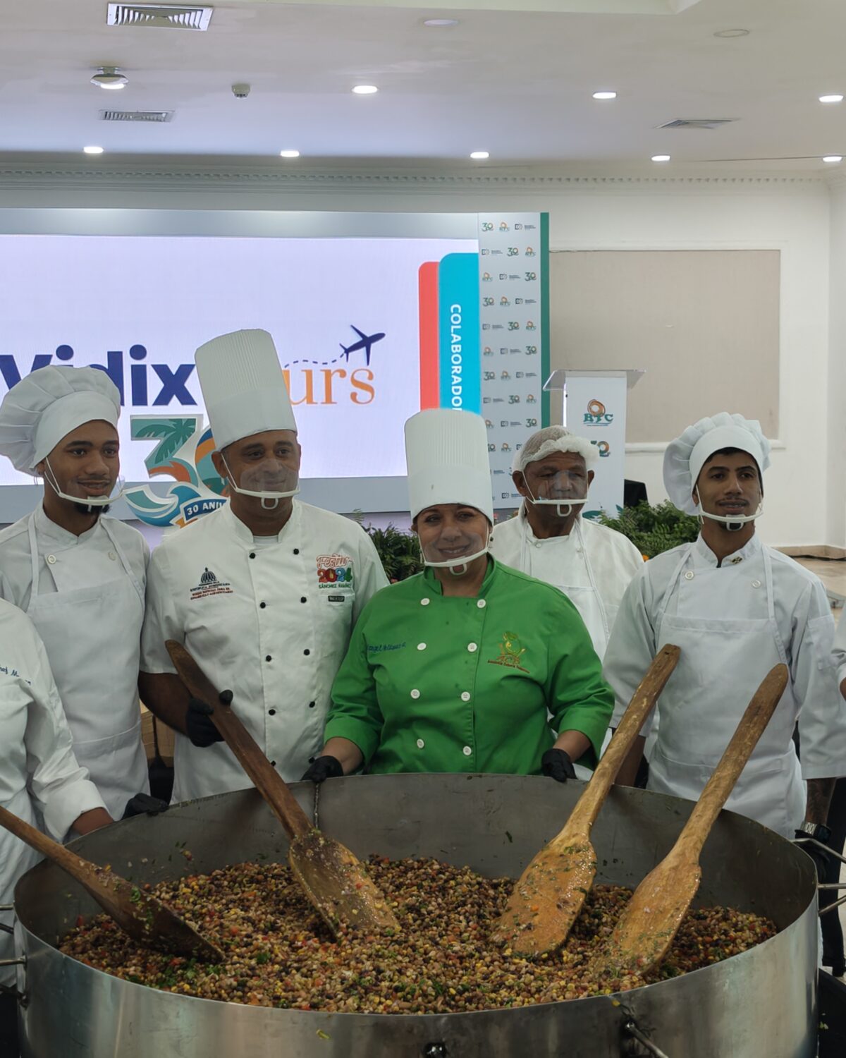 Chef Solangel Velázquez celebra la gastronomía dominicana con una gigantesca ensalada de granos para 2,000 personas en la BTC 2026