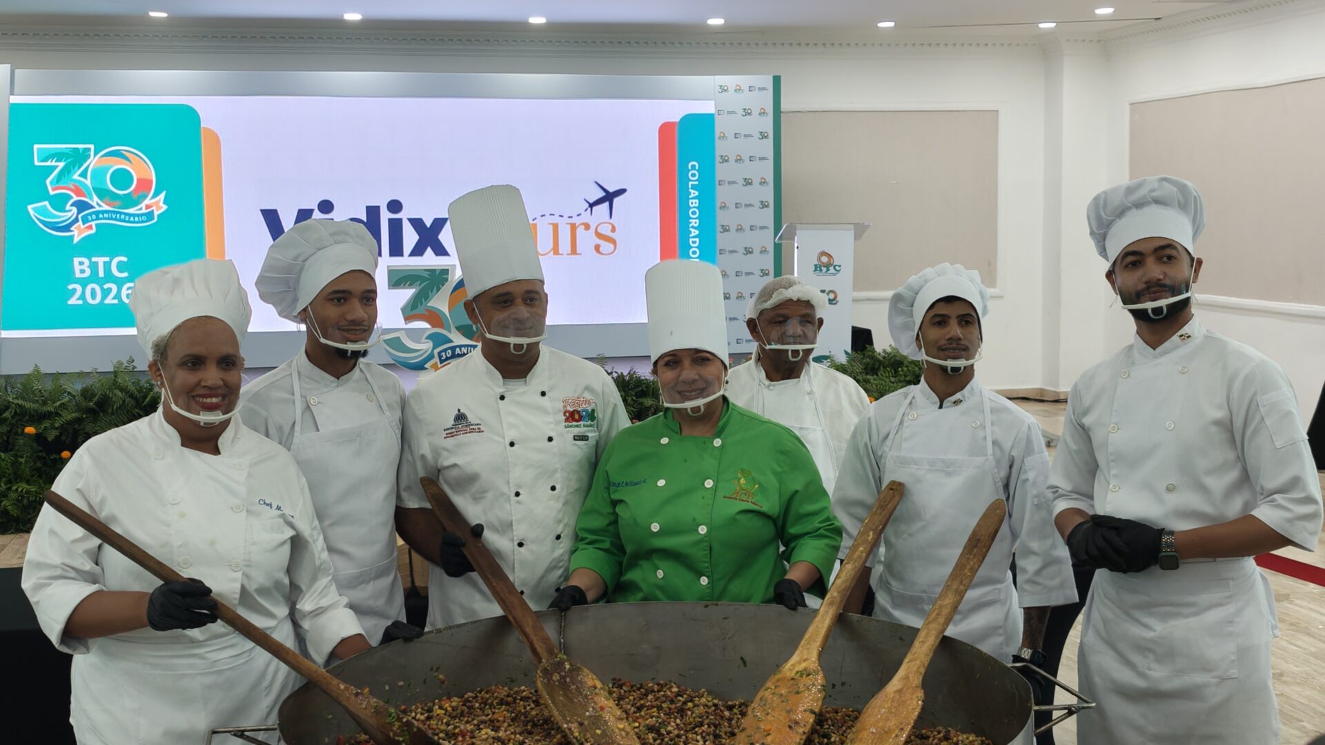 Chef Solangel Velázquez celebra la gastronomía dominicana con una gigantesca ensalada de granos para 2,000 personas en la BTC 2026
