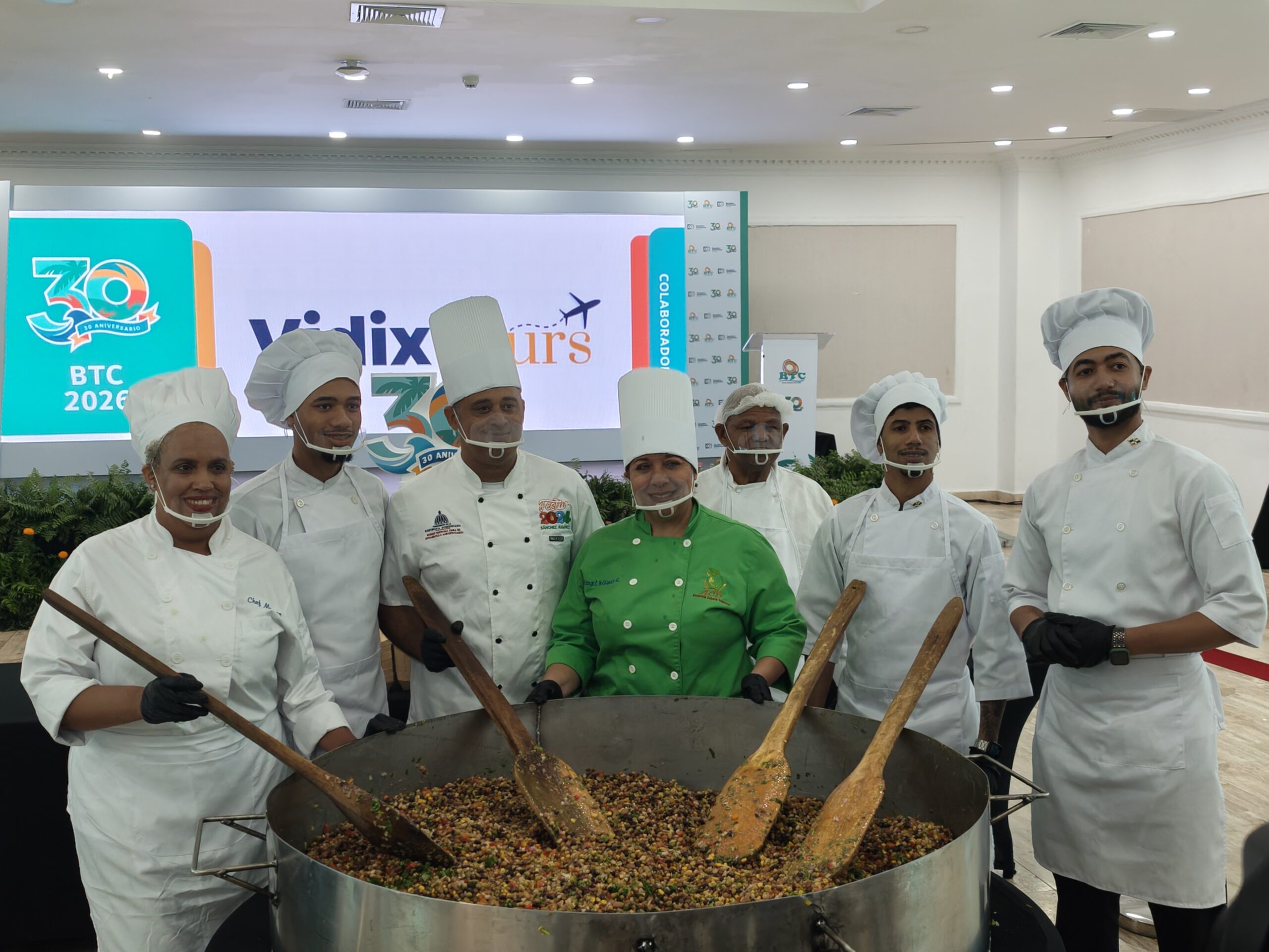 Chef Solangel Velázquez celebra la gastronomía dominicana con una gigantesca ensalada de granos para 2,000 personas en la BTC 2026