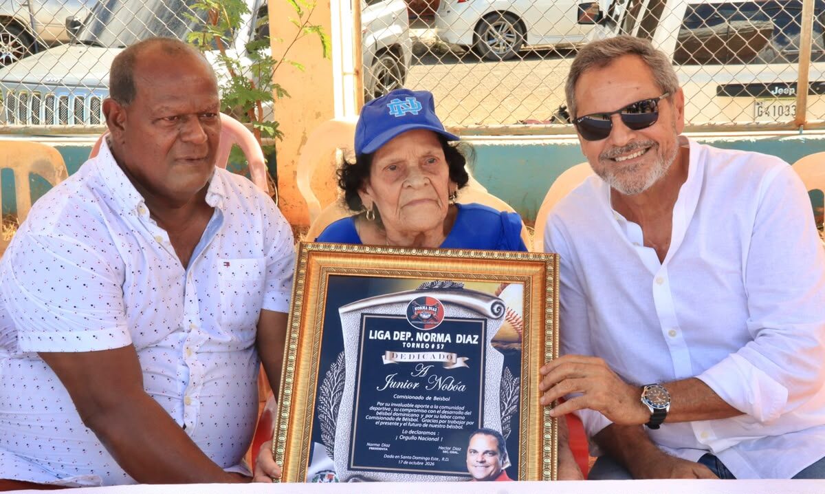 Comisionado Junior Noboa valora aportes y entrega Liga Norma Díaz