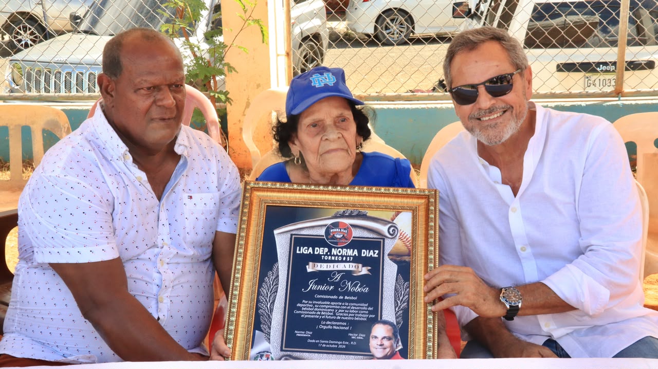 Comisionado Junior Noboa valora aportes y entrega Liga Norma Díaz