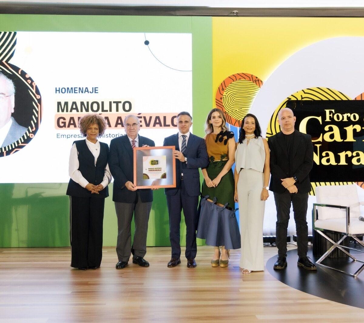 Manuel García Arévalo recibe reconocimiento en el VI Foro Caribe Naranja