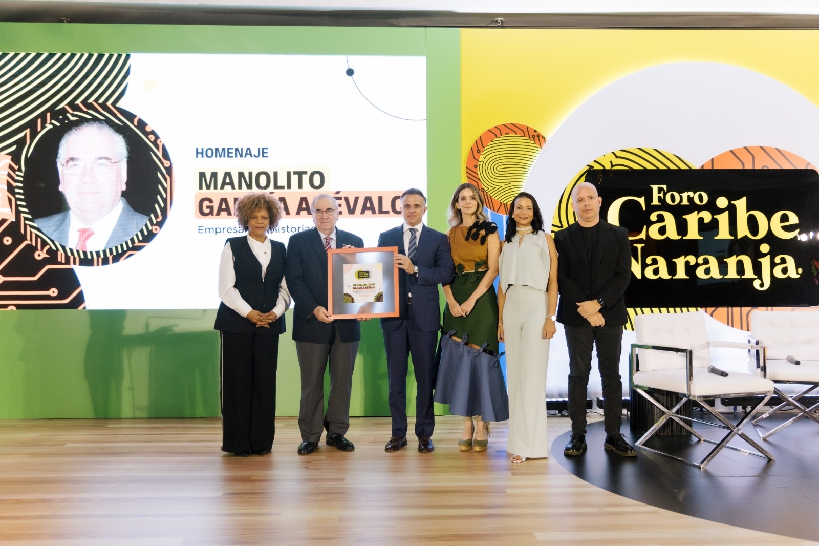 Manuel García Arévalo recibe reconocimiento en el VI Foro Caribe Naranja