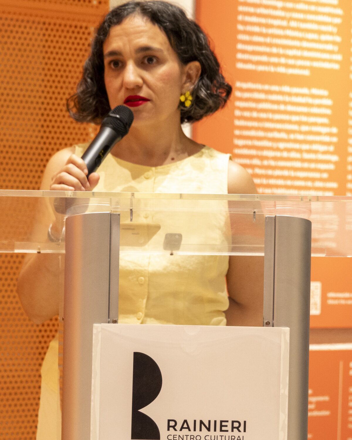 Mónica Lapaz explora la relación entre la ciudad y quienes la habitan