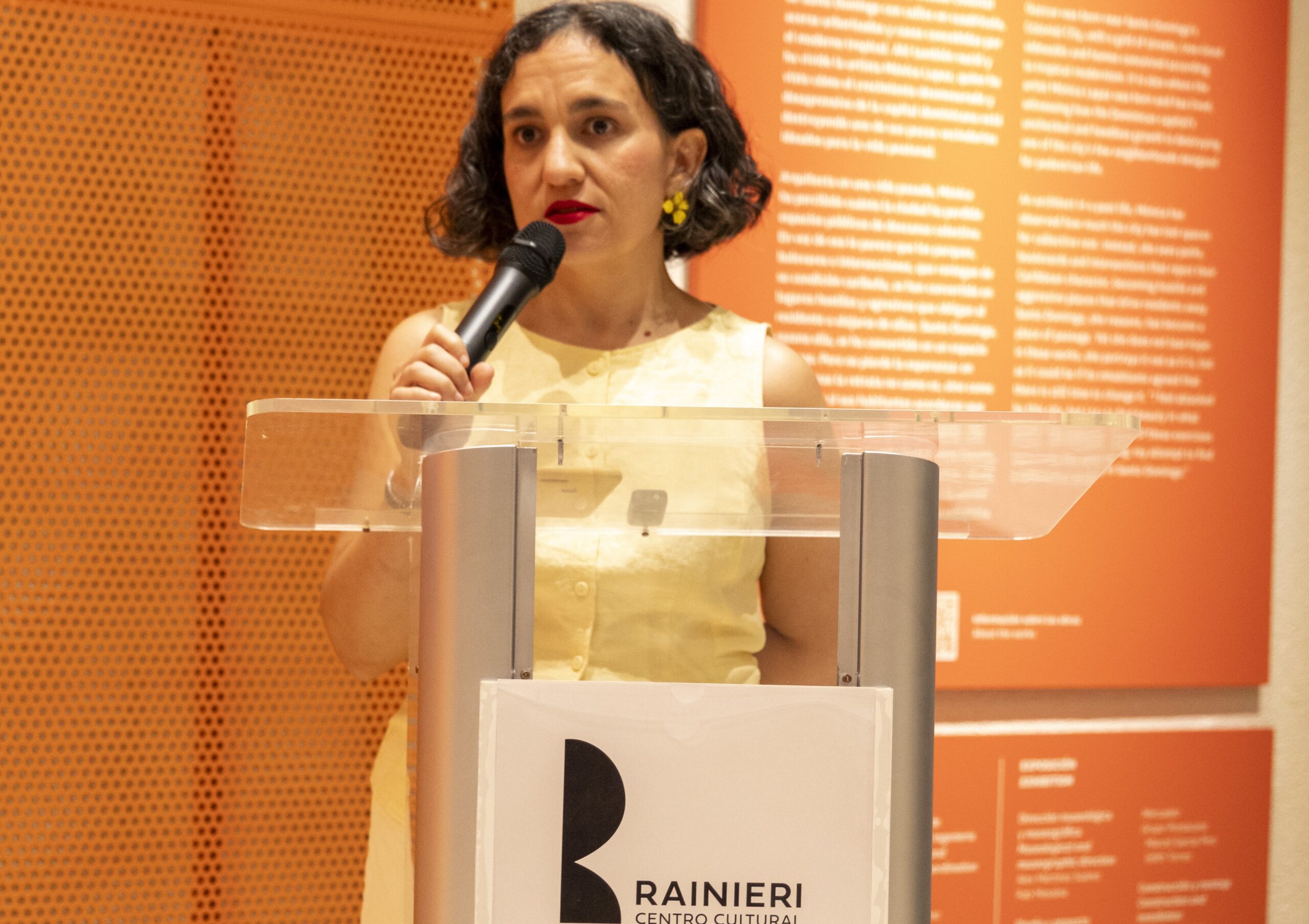 Mónica Lapaz explora la relación entre la ciudad y quienes la habitan