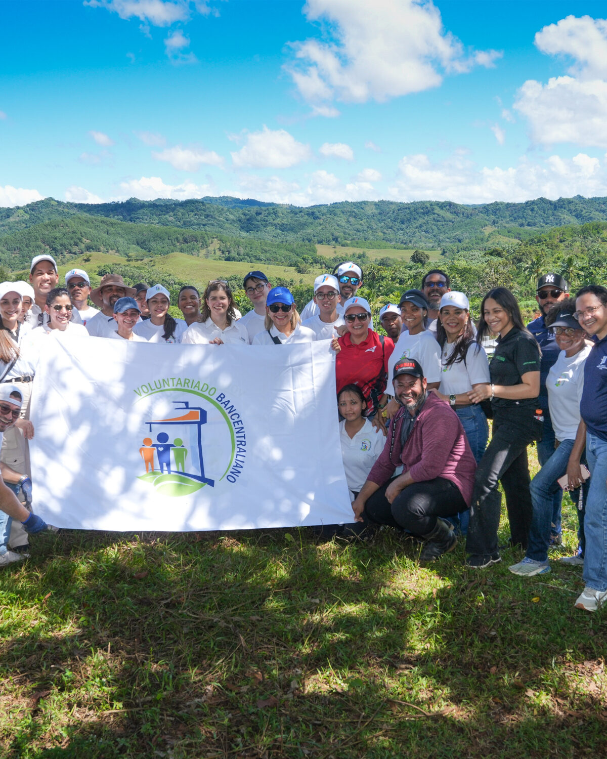 Voluntariado del Banco Central planta 1,800 árboles por aniversario institucional