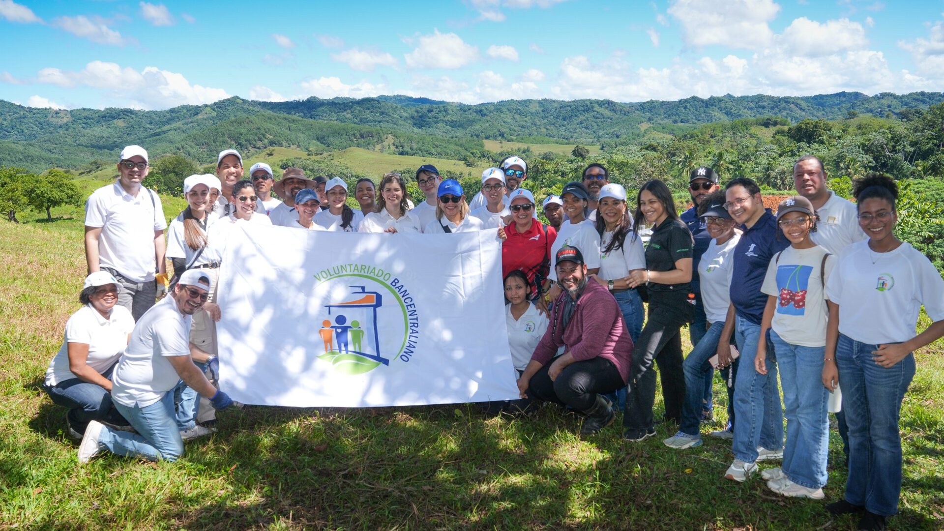 Voluntariado del Banco Central planta 1,800 árboles por aniversario institucional