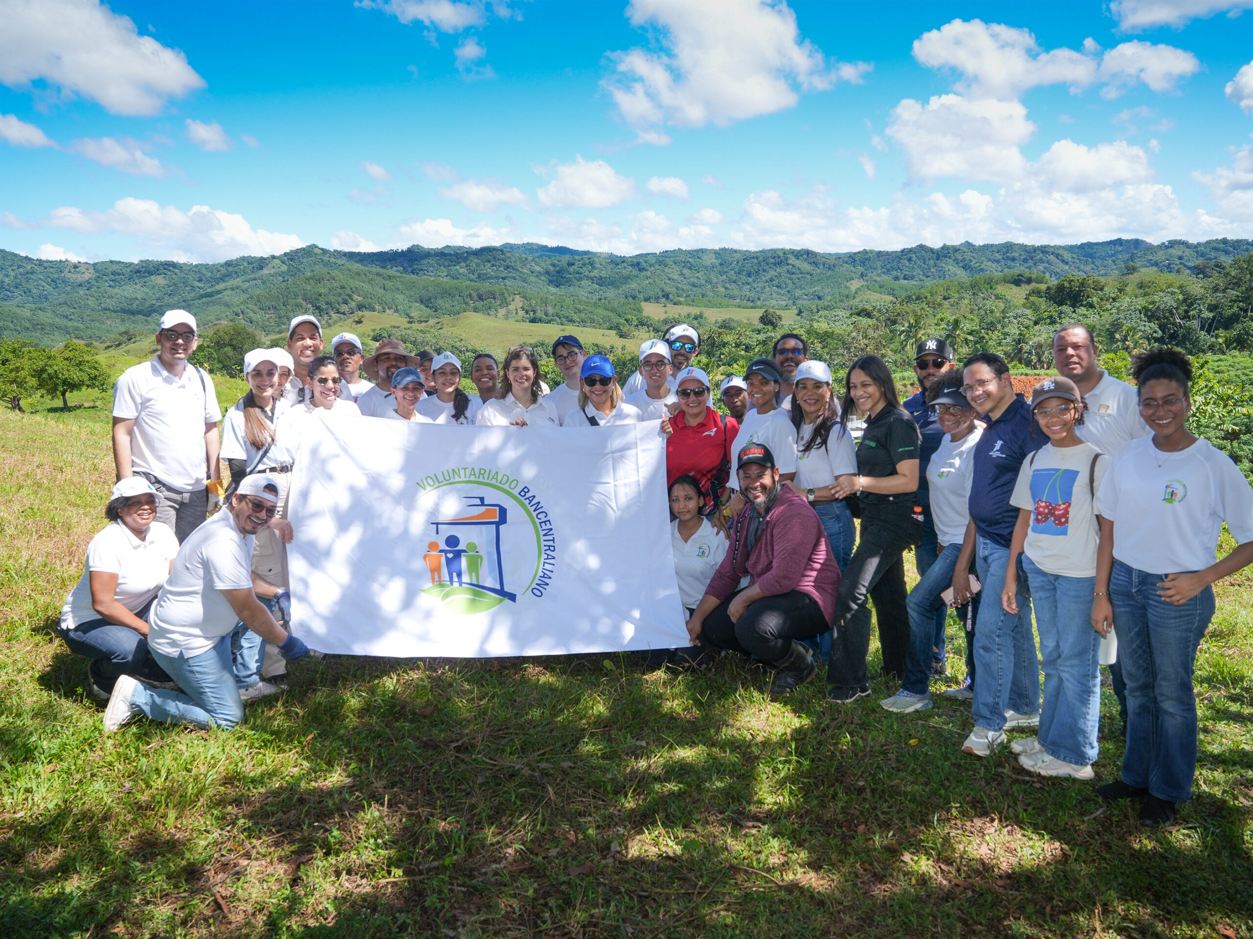 Voluntariado del Banco Central planta 1,800 árboles por aniversario institucional